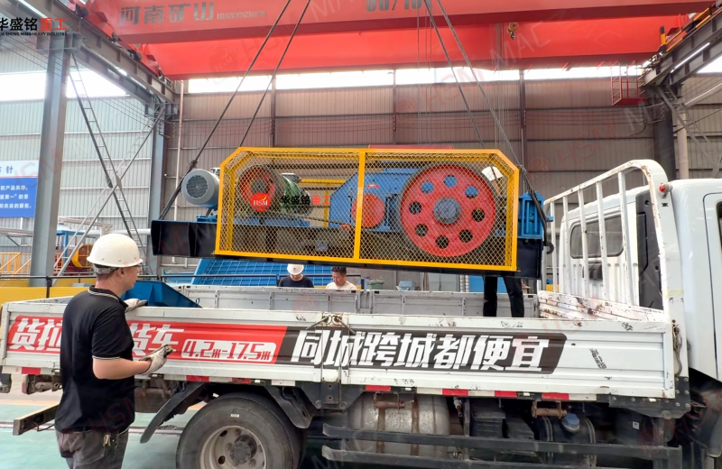 610*400弹簧对辊破碎机装车现场